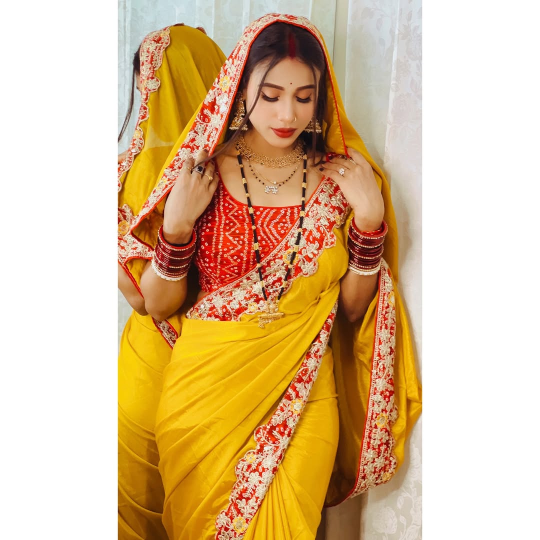 Bollywood Wear Lace Embroidered Saree with Bandhani Blouse