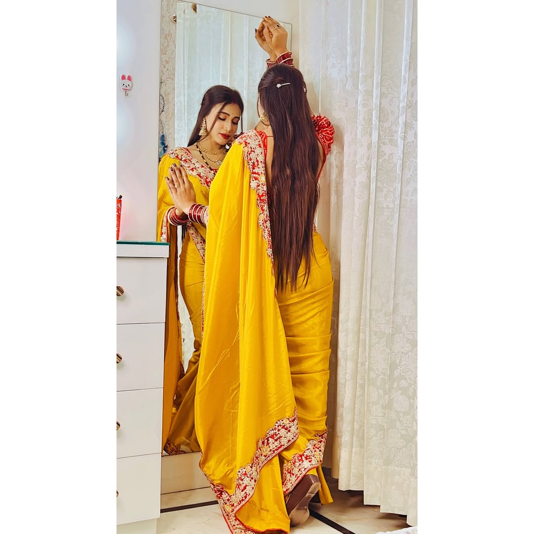 Bollywood Wear Lace Embroidered Saree with Bandhani Blouse